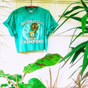 vsco bleach 90s hand cropped Boston Celtics tee